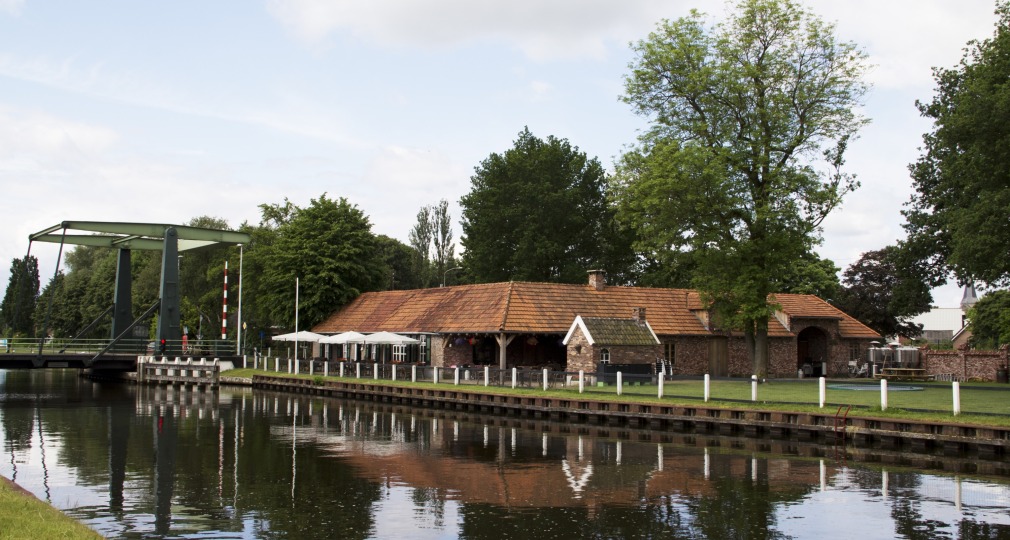 terras aan het water in de buurt