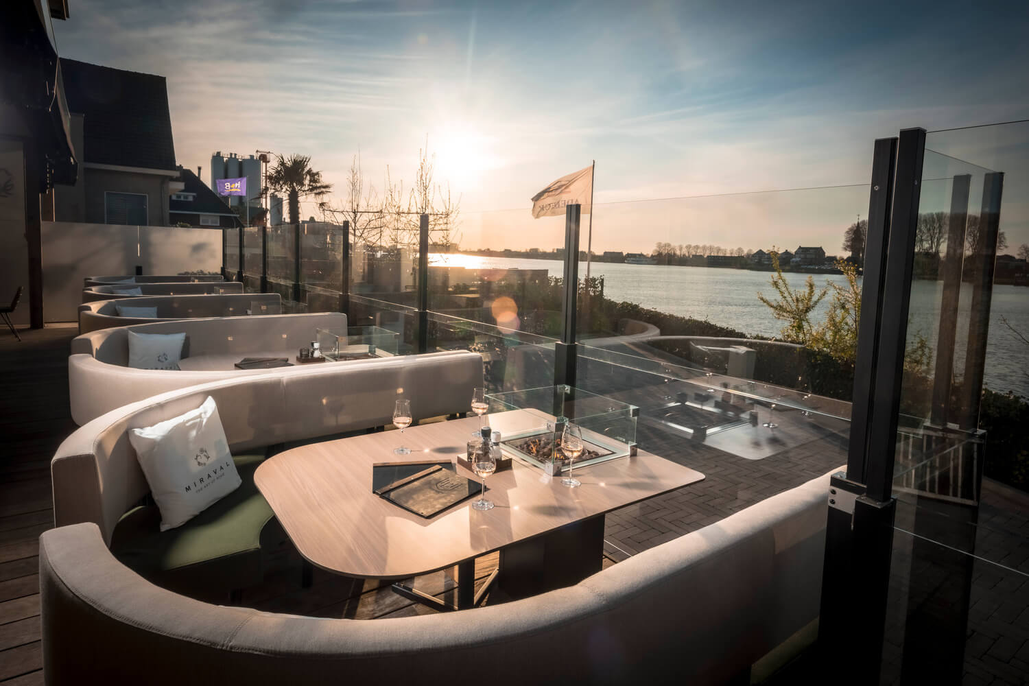 restaurant terras aan het water