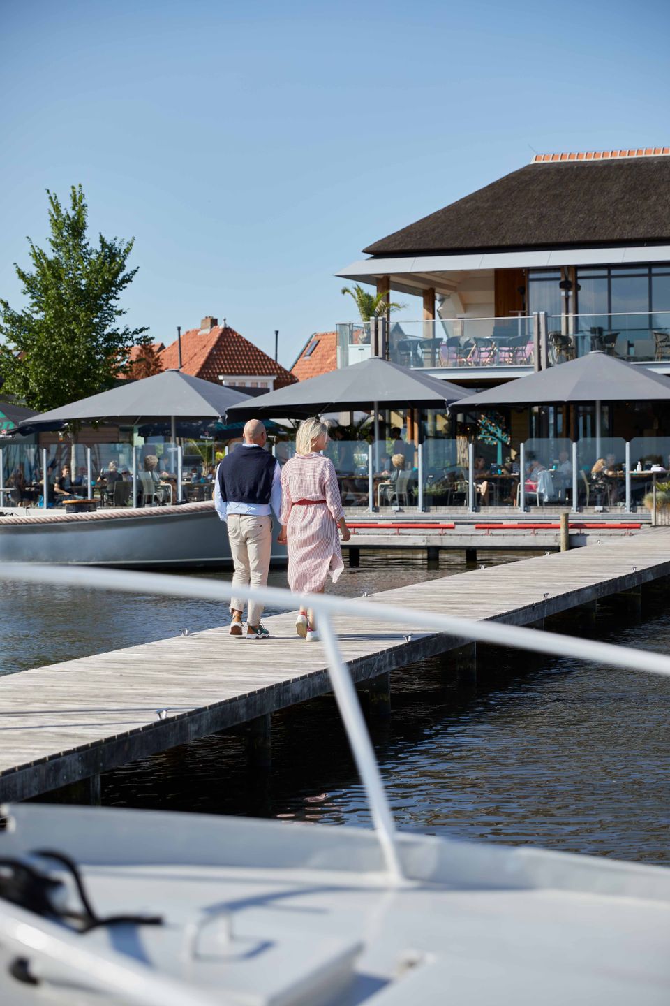 restaurant terras aan het water