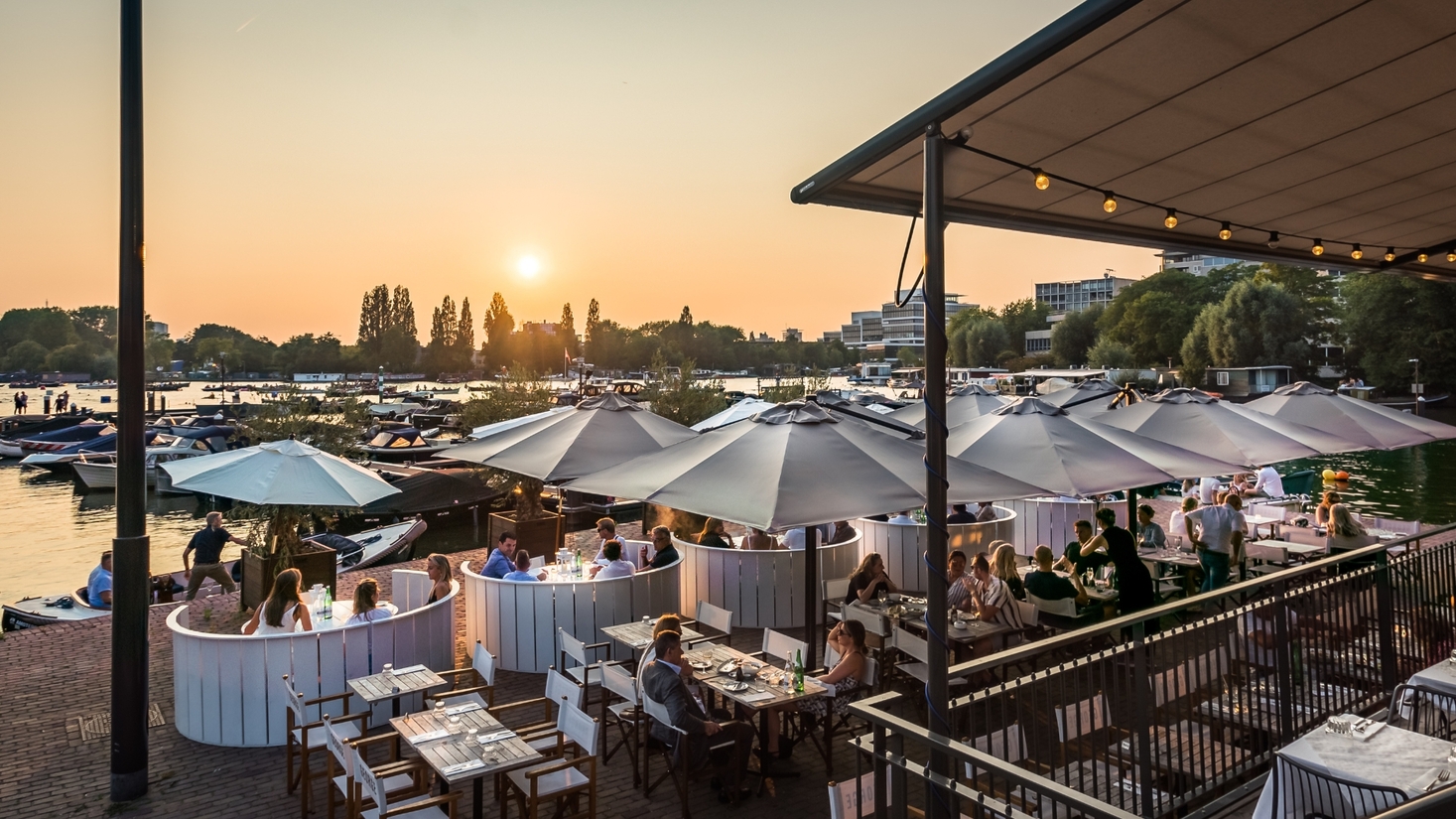 mooie terrassen aan het water