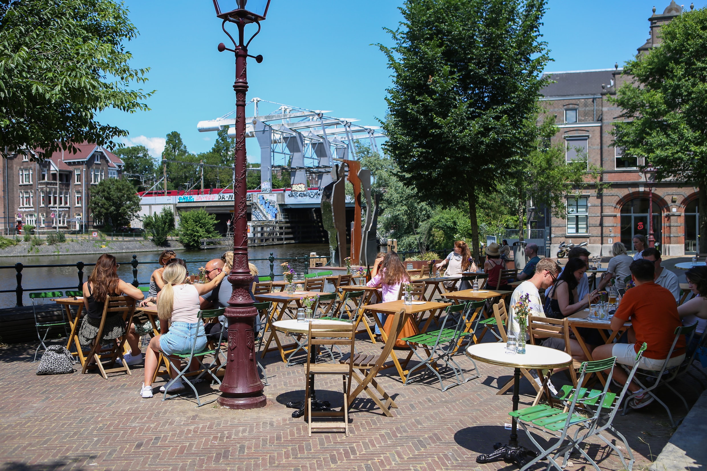 mooi terras aan het water